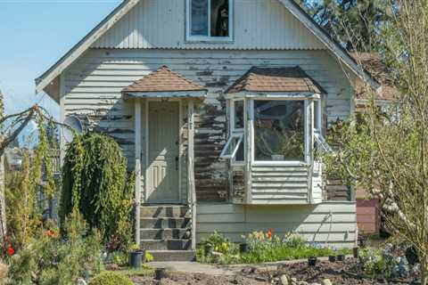 What is the average return on a house flip?